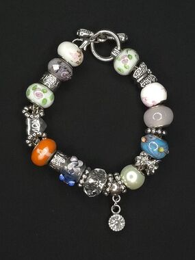 Source Unknown Multicolor Floral Glass Bead Bracelet with Charms
